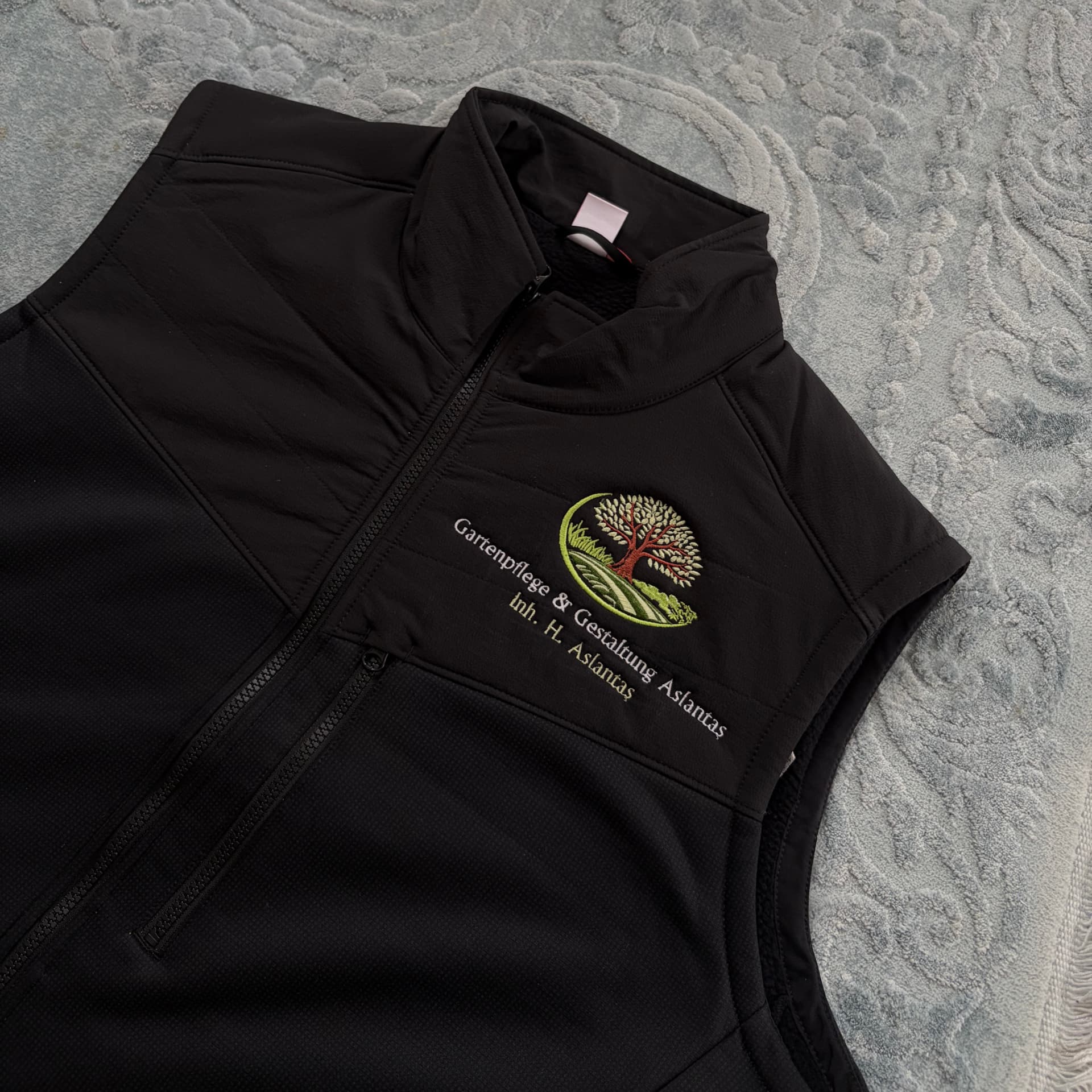 Schwarze Weste mit gestickter Logo-Stickerei Gartenpflege & Gestaltung Aslantaş