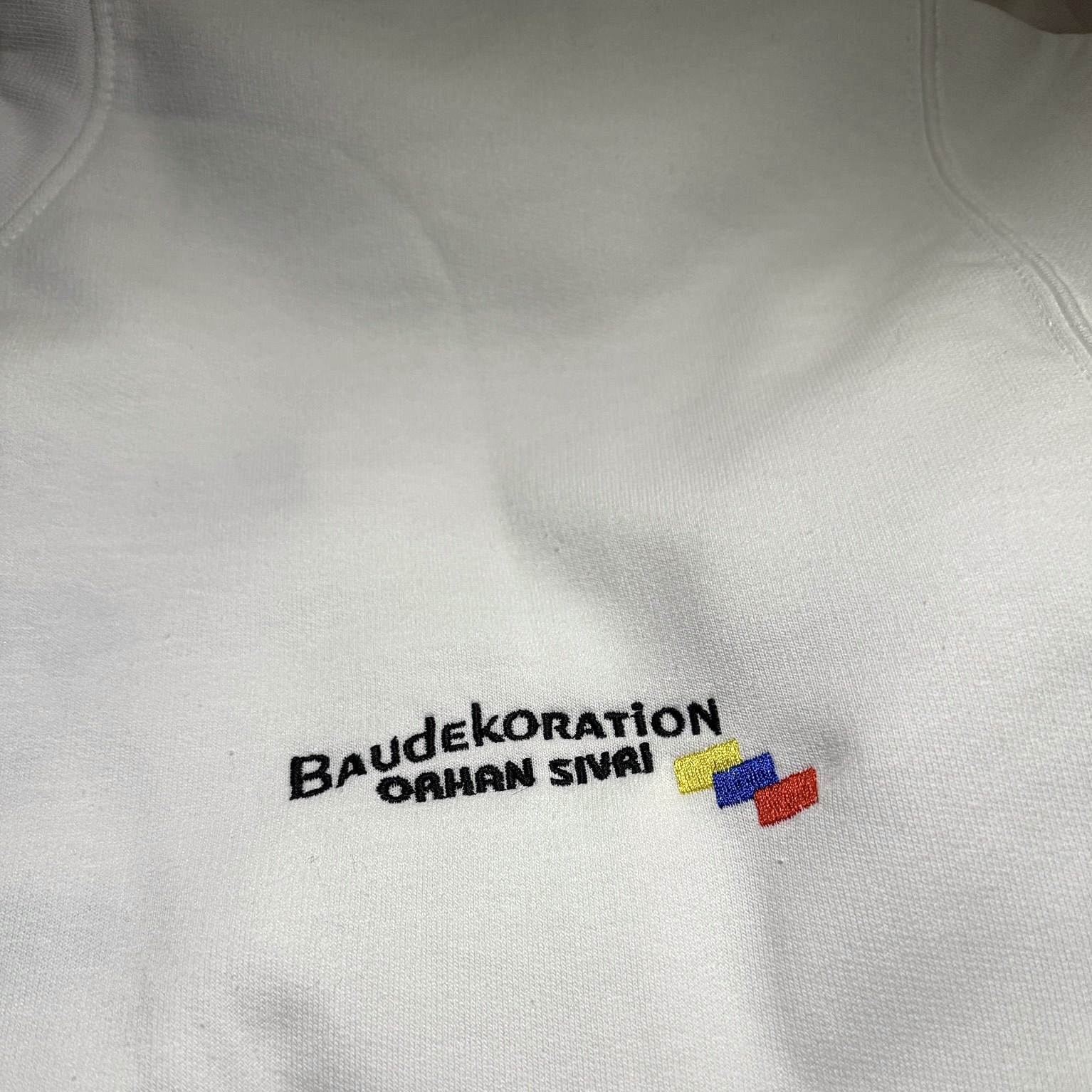 Weißer Pullover mit gestickter Logo-Stickerei Baudekoration Orhan Sivri
