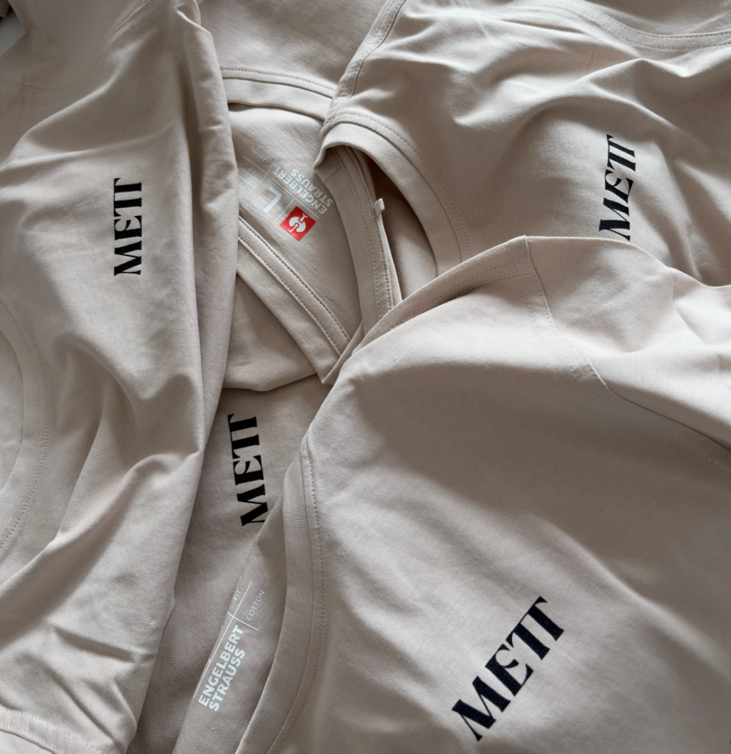 Beige T-Shirts mit schwarzem METT-Schriftzug im Siebdruck für METT und Weidenbach aus Ingelheim