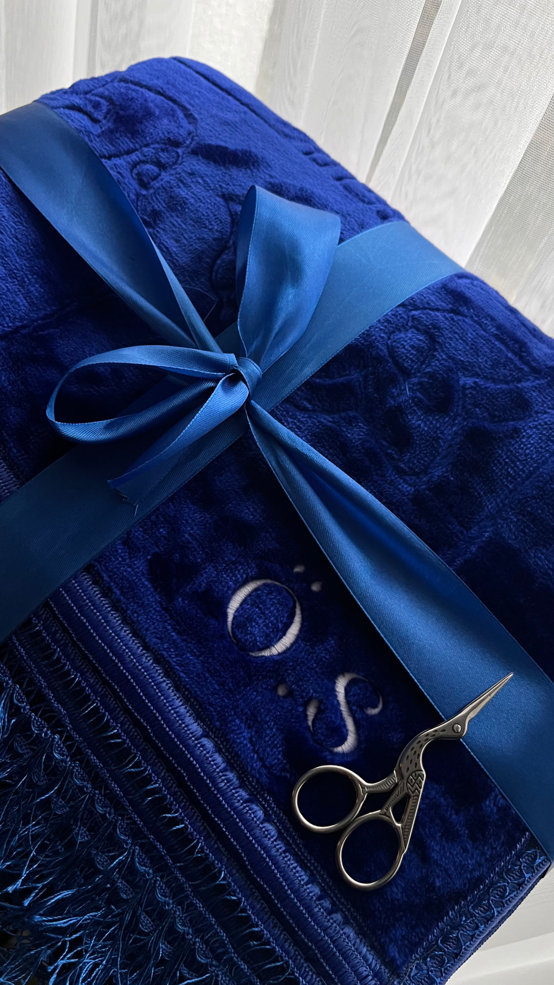 Personalisierter Gebetsteppich in Königsblau mit Namensstickerei und Geschenkbox
