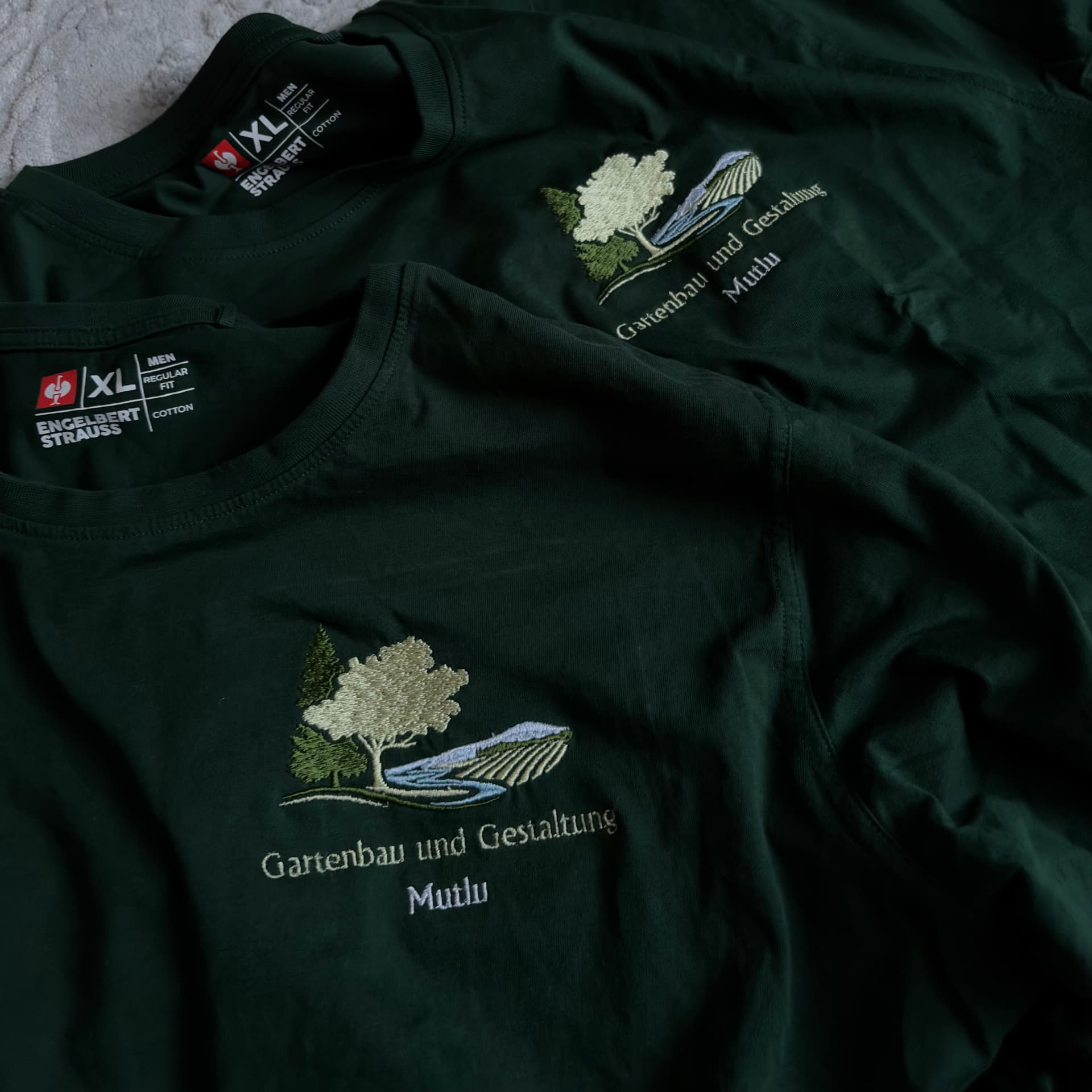 Dunkelgrüne Shirts mit gestickter Landschaftsgrafik Gartenbau und Gestaltung Mutlu